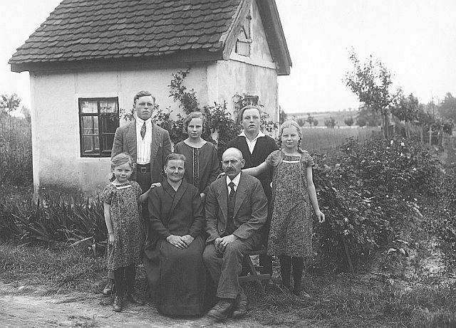 Historisches Foto: Familie vor ihrer Gartenlaube